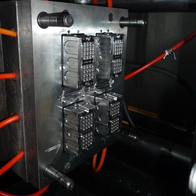 Metoda operacije brizganja plastike